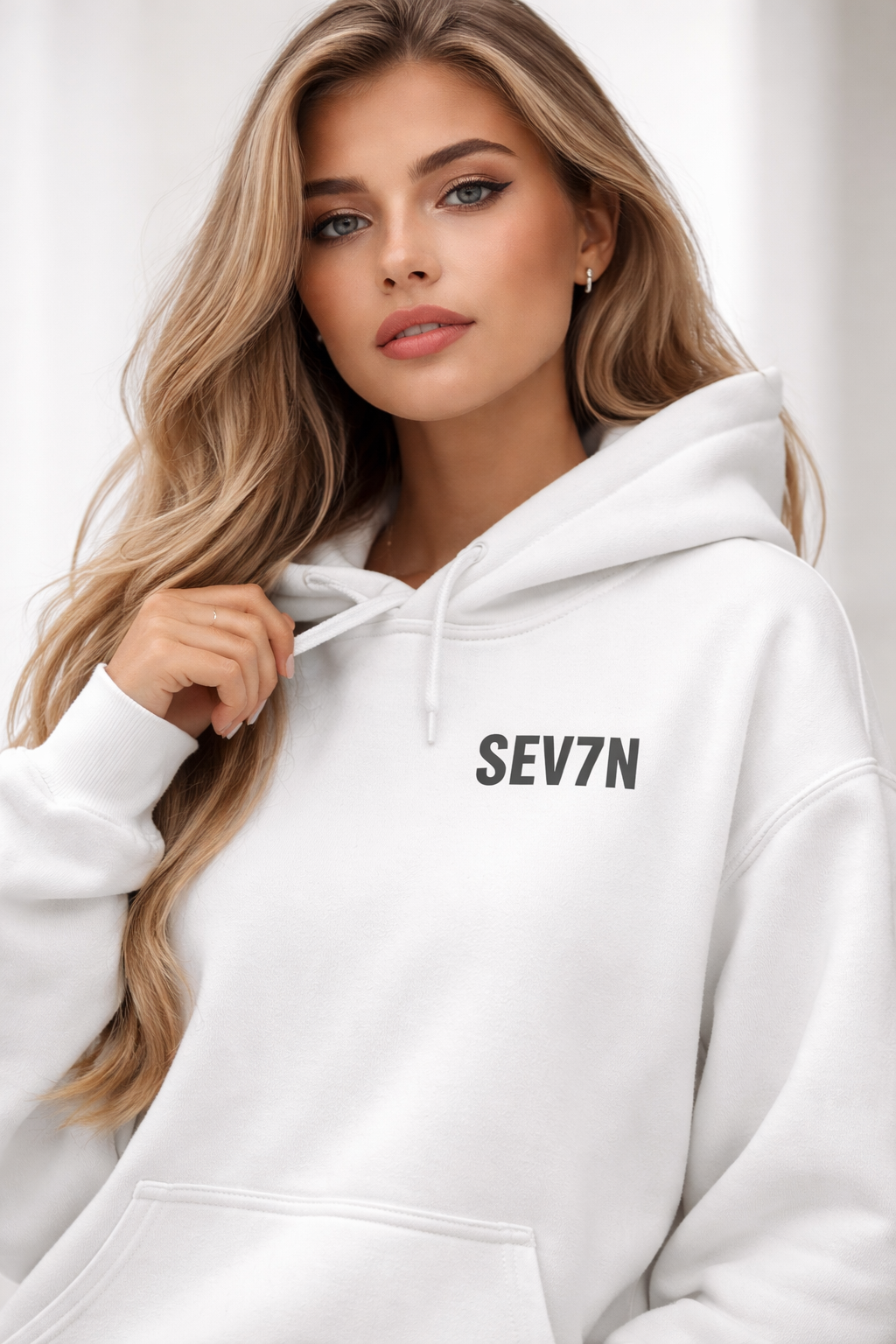 SEV7N Essential Hoodie – Clean White Streetwear